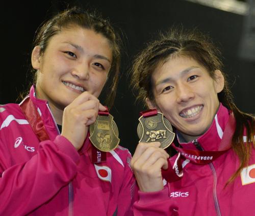金メダルを手に笑顔を見せる55キロ級の吉田沙保里（右）と63キロ級の伊調馨