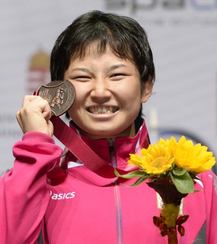 女子67キロ級で３位となり、銅メダルを手に笑顔を見せる土性沙羅