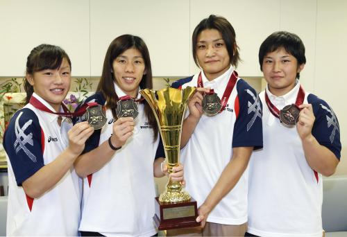 レスリング世界選手権から帰国し、メダルを手にする（左から）登坂絵莉、吉田沙保里、伊調馨、土性沙羅