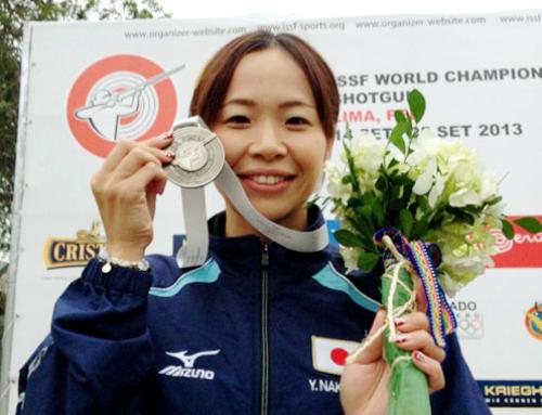 女子トラップで獲得した銀メダルを掲げ笑顔の中山由起枝（日本クレー射撃協会提供）