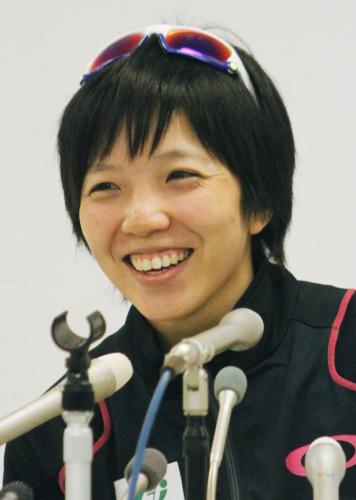 練習を公開し、記者会見で笑顔を見せるスピードスケート女子の小平奈緒