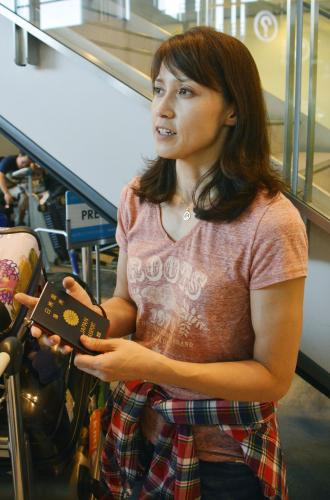 遠征先のカルガリーから帰国し、報道陣の質問に答えるスピードスケート女子の岡崎朋美