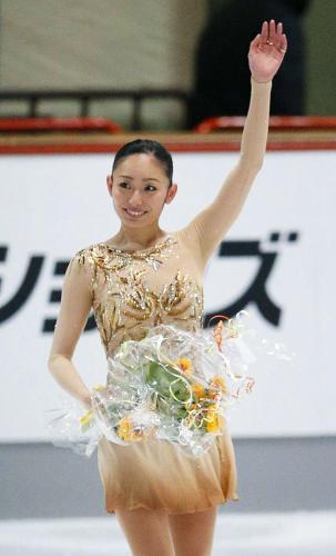 約２年ぶりの復帰戦となるフィギュアスケートのネーベルホルン杯で女子ショートプログラムの演技を終え、笑顔で観客に手を振る安藤美姫