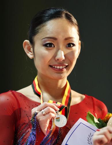 復帰戦となったネーベルホルン杯で２位となり、表彰式で銀メダルを手にする安藤美姫