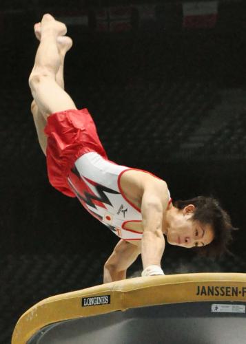 世界選手権の本会場練習の跳馬で調整する加藤凌平