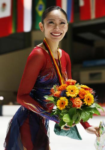 約２年ぶりの復帰戦となったネーベルホルン杯で２位となり、表彰式で笑顔を見せる安藤美姫