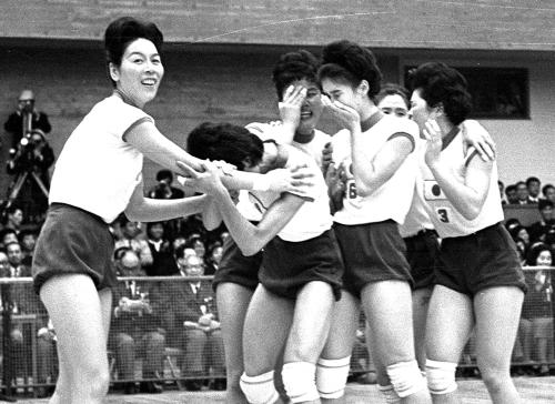 東京五輪バレーボール女子で、金メダルを獲得し喜ぶ河西昌枝主将（左）ら