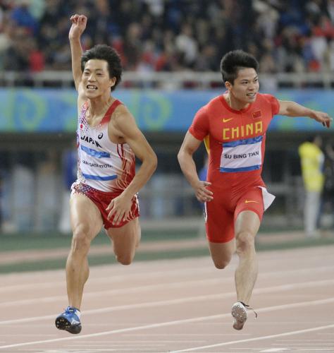 男子１００メートル決勝、中国選手（右）に敗れ、10秒31で２位の山県
