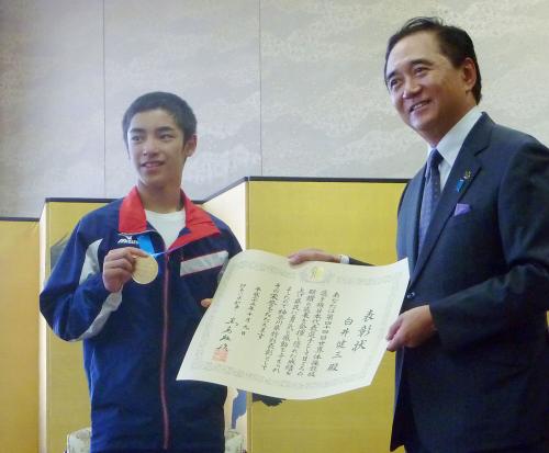 体操世界選手権で金メダルを獲得し、神奈川県の黒岩祐治知事（右）から特別表彰された白井健三