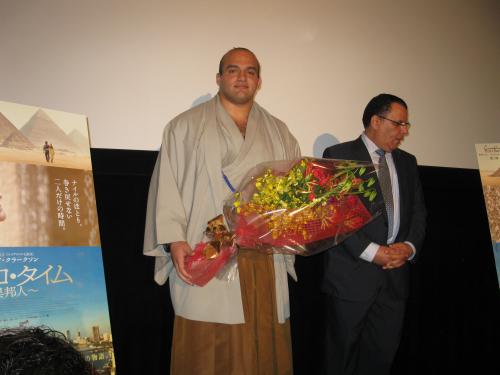 初の映画イベントに参加した大砂嵐。右はエジプト大使館観光局サミー・マフムート参事官