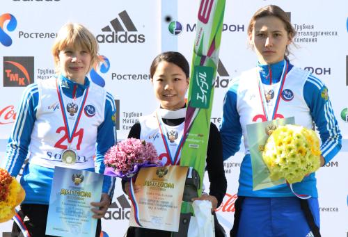ジャンプのロシア選手権で優勝した高梨沙羅（中央）