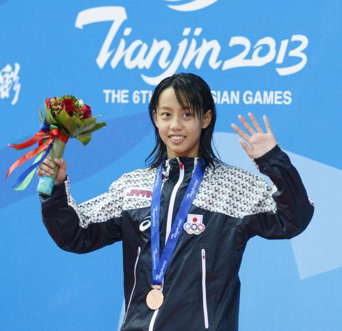 女子２００メートル平泳ぎで銅メダルを獲得し、表彰台で声援に応える今井