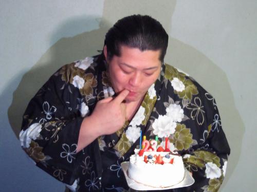 誕生日ケーキを人差し指でなめる遠藤