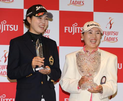 ローアマチュア賞の高橋恵（左）と笑顔を見せる優勝したイ・ナリ