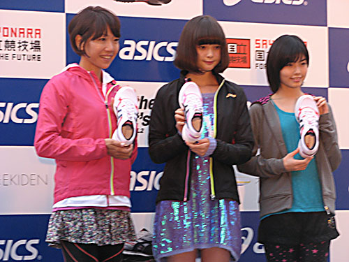 駅伝イベント「未来ＥＫＩＤＥＮ」に出席した（左から）高橋尚子さん、モデルの玉城ティナ、女優の小芝風花