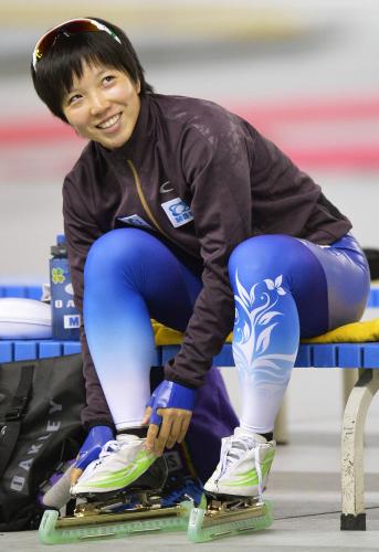スピードスケートの全日本距離別選手権の前日練習で笑顔を見せる小平奈緒
