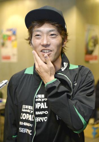 スピードスケートの全日本距離別選手権を前に、記者の質問に答える長島圭一郎