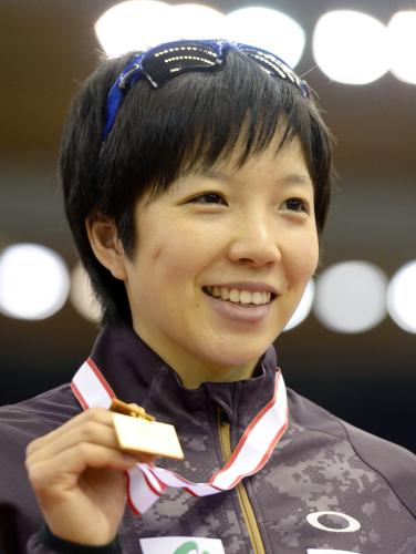 女子５００メートルで優勝し、メダルを手に笑顔の小平奈緒