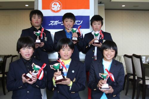 全国大会出場を決めた男子（後列左から）宝泉、浦、高橋、女子（前列左から）内田、西沢、柏原の６人