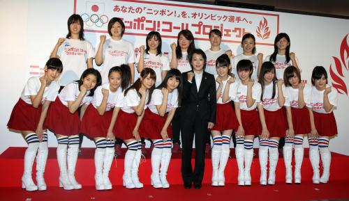 橋本ソチ五輪日本代表選手団団長（前列中央）とポーズをとる「モーニング娘。」