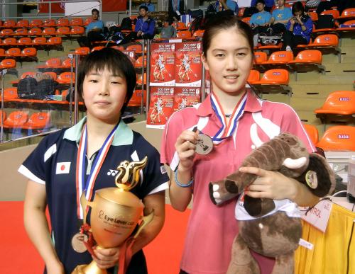 表彰式後に笑顔を見せる、女子シングルスで優勝した山口茜（左）と準優勝の大堀彩