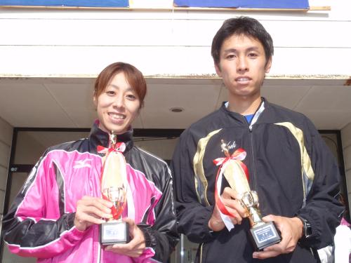 スポニチ奥州前沢マラソン３０キロ男子優勝の小川と同女子優勝の鈴木