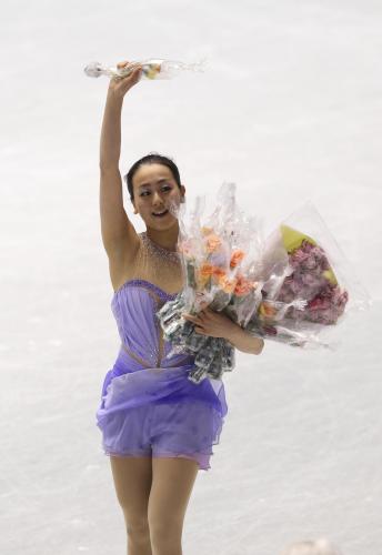 多くの花束を手にファンに手を振る浅田