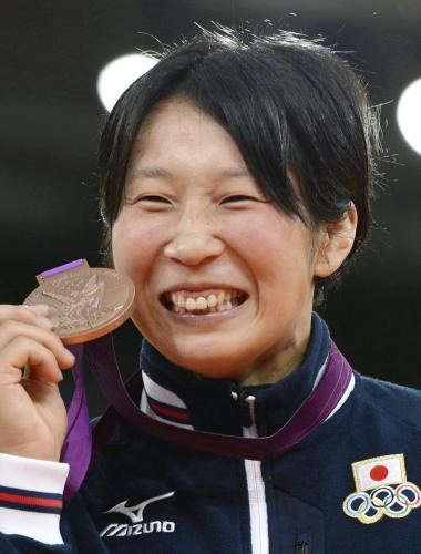 ２０１２年７月、ロンドン五輪柔道女子63キロ級で獲得した銅メダルを手に笑顔を見せる上野順恵