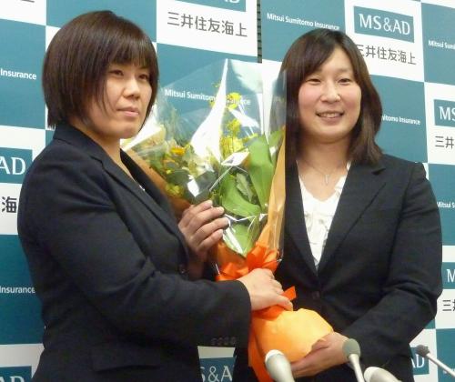 姉の雅恵さん（左）から花束を受け取る柔道女子の上野順恵