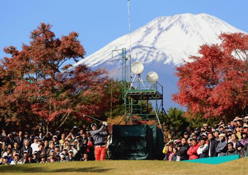 １７番、富士山を背にティーショットを放つ石川