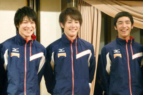 祝勝会で笑顔を見せる体操の（左から）内村航平、加藤凌平、白井健三