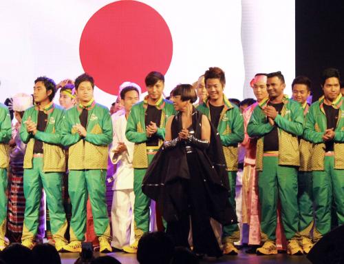 16日、ミャンマー・ヤンゴンで、自らデザインした同国選手団ユニホームのショーに参加したコシノジュンコさん（中央）