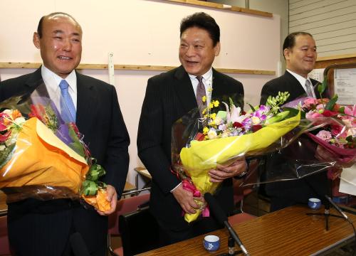 定年を迎え花束を贈呈される（左から）不知火親方、三保ケ関親方、武隈親方