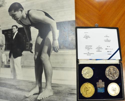 １９３２年のロサンゼルス五輪に出場した故北村久寿雄さんの写真と獲得した金メダル（ケース左上）など（高知市提供）
