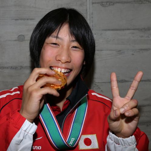 ＜柔道ＧＳ女子４８キロ級＞優勝した近藤はメダルをかんでピースサイン
