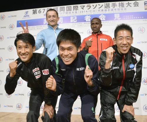 福岡国際マラソンの記者会見を終え、笑顔で写真に納まる（前列左から）藤原、川内、松宮