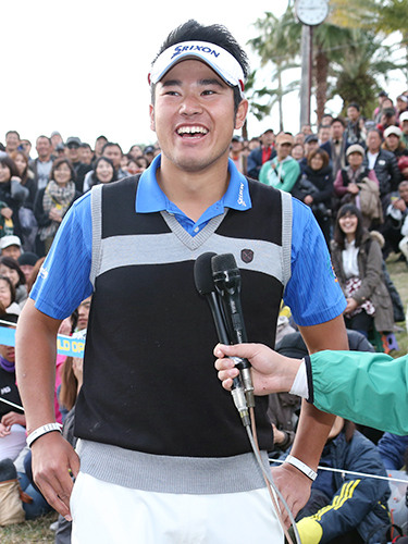 優勝で賞金王を決めインタビューで満面の笑顔を見せる松山