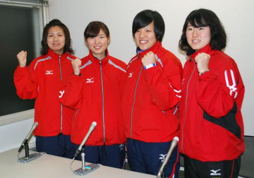 アイスホッケーの女子日本代表に選ばれ、笑顔の（左から）山根朋恵、竹内愛奈、浮田留衣、小西あかね