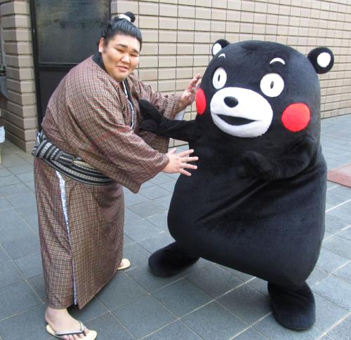 熊本出身の幕内・天鎧鵬と相撲を取るくまモン