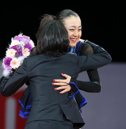 ＧＰファイナルで優勝し、橋本聖子スケート協会会長と抱き合う浅田