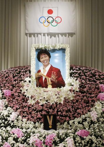 中村昌枝さんをしのぶ会で、祭壇に飾られた遺影と金メダル