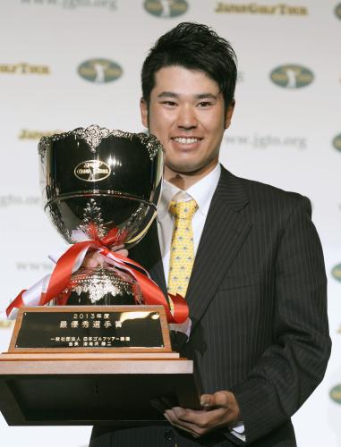 男子ゴルフツアーの表彰式で最優秀選手賞など９部門で受賞した松山英樹