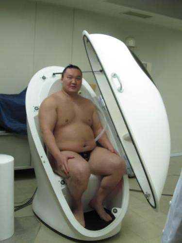 体脂肪測定装置に入る白鵬