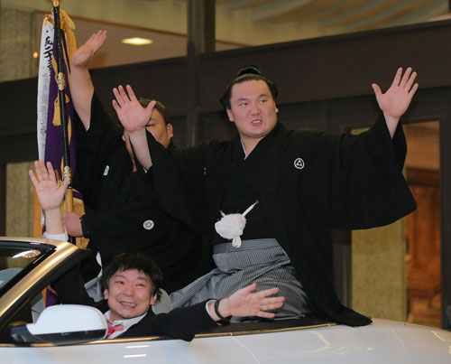 ５月、全勝優勝を飾りオープンカーでパレードに向かう白鵬（右）と鈴木おさむ氏（左）