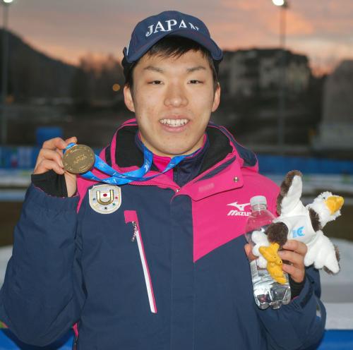 男子５００メートルで金メダルを獲得し、笑顔の長谷川翼