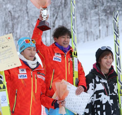 表彰台で笑みを浮かべる（左から）伊藤、岡部、栃本