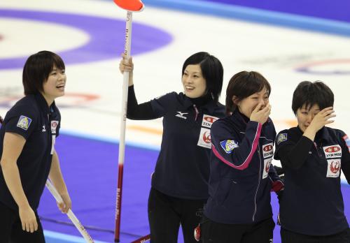 五輪最終予選でソチ五輪出場を決めて喜ぶ日本代表の北海道銀行の選手たち