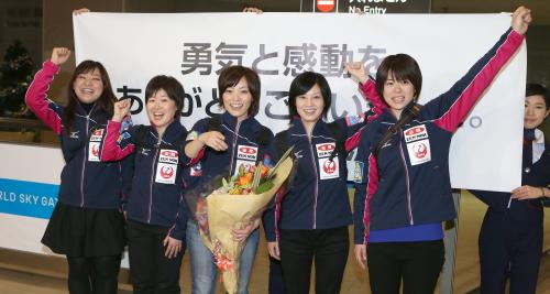ソチ五輪出場を決め帰国したカーリング日本女子代表の（左から）吉田、苫米地、小笠原、船山、小野寺