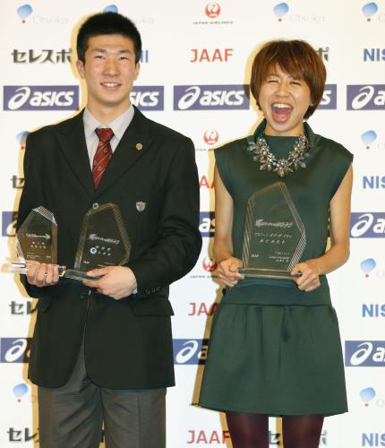 「アスレティック・アワード」で最優秀選手に選ばれ笑顔の福士と、新人賞と特別賞を受賞した桐生