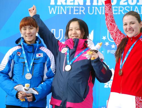 女子１０００メートルで金メダルを獲得し、表彰式で笑顔の高木美帆（中央）